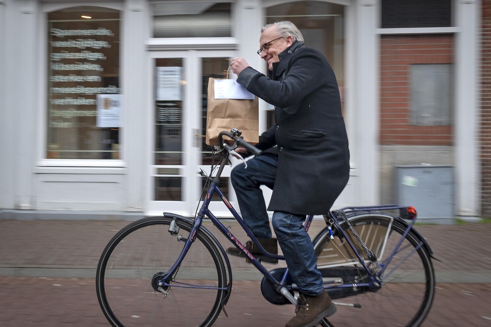 Daan van der Valk brengt boekpakketten per fiets naar de klanten.