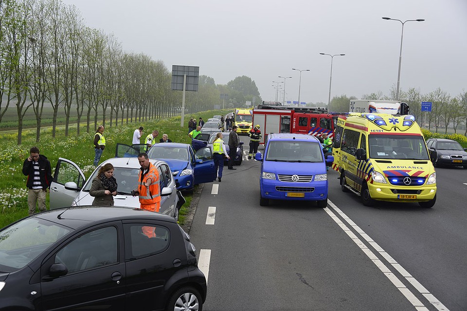 Negen auto's betrokken bij ongeluk Nieuw-Vennep. Foto Eric van Lieshout