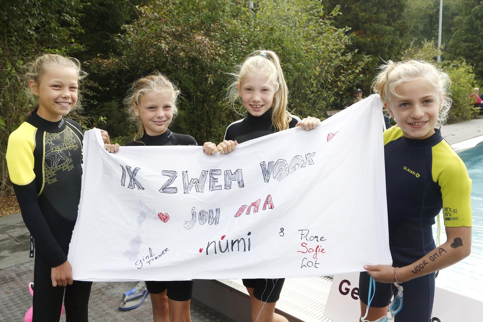Lot, Sofie, Flore en Numi zwemmen duizend euro bij elkaar voor Numi’s zieke oma.