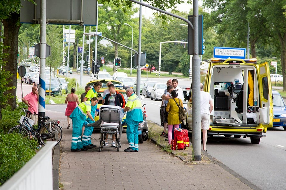 Vrouw gewond bij aanrijding door scooter. Foto: Michel van Bergen