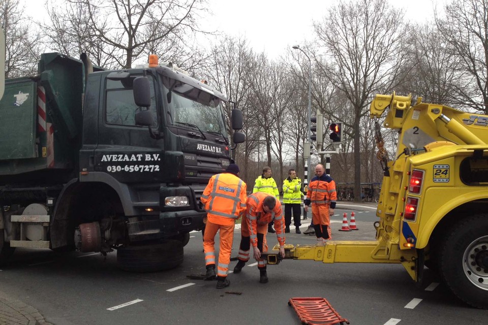 Vrachtwagen blokkeert kruispunt Gemeenlandslaan en het Merk in Huizen. Foto: Ton kastermans Fotografie
