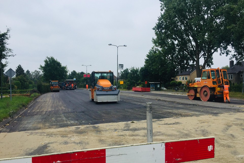 Aanleg van nieuw asfalt nabij de Wilhelminakruising.