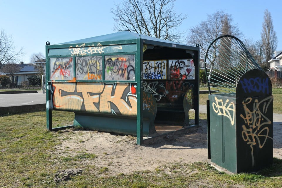 Aan de Duitslandlaan in Heemskerk werd een soortgelijke ontmoetingsplek met graffiti beklad.
