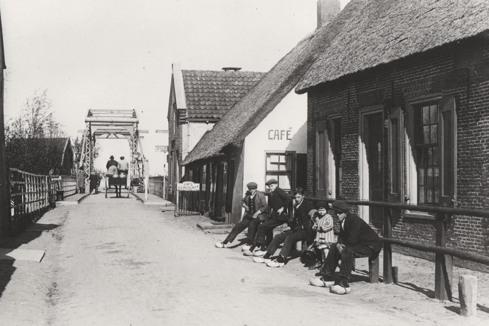 De brug gezien vanuit het straatje\ ernaartoe. Aan de rechterkant van voor naar achter: een in 1935 gesloopte boerderij, het in 1953 gesloopte café Eemzicht en daarachter het inmiddels ook gesloopte brugwachtershuisje.