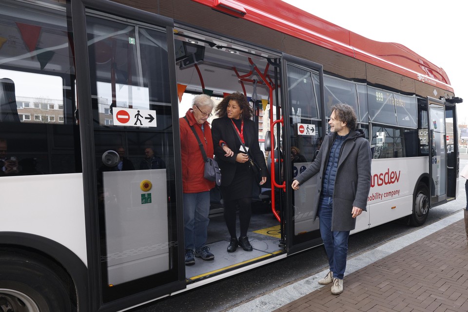 Hilversum introduceert servicehosts bij buslijn 2 en 3.