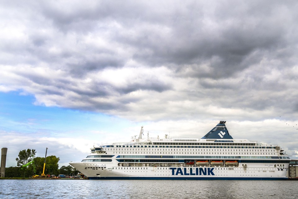 De MS Silja Europa ligt sinds vorig najaar afgemeerd bij de VOB-kade. Het schip biedt plaats aan 1000 vluchtelingen.