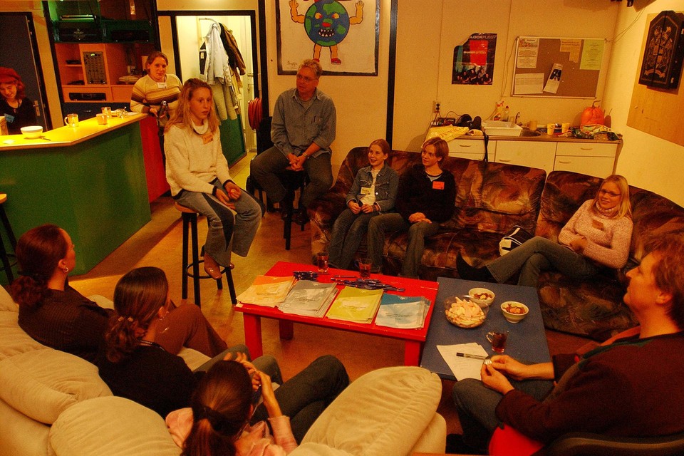 November 2002: Jongeren en jongerenwerkers in het toenmalige buurthuis De Globe, bespreken hoe het gezelliger kan worden in Zuidbroek-Oosterwijk; ,,Overal waar ik speel ligt hondenpoep.’’