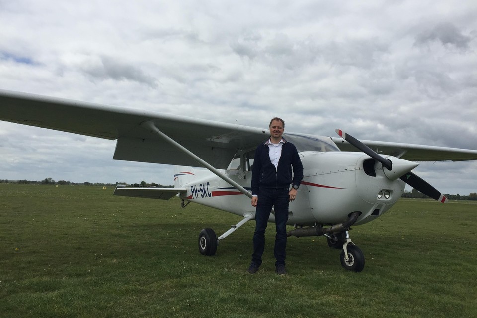 KLM-gezagvoerder Jean van ’t Hof met zijn Cessna 172.