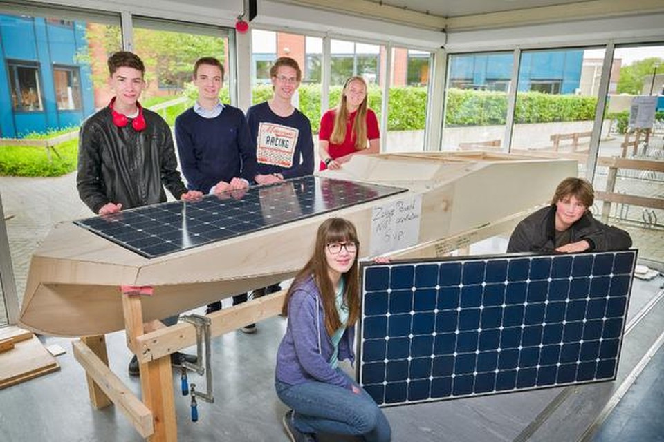 De leerlingen zijn gegrepen door de Young Solar Challenge. Staand: Michael, Reinoud, Stan en Anna. Op de voorgrond: Annika en Wiebe.