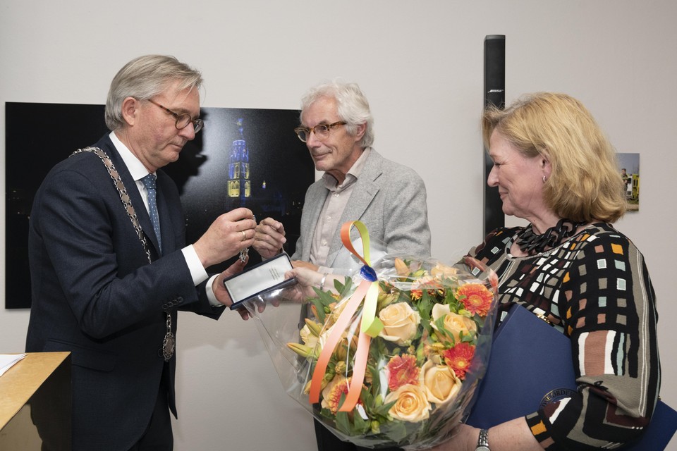 Stef van Breugel, de oud directeur van Museum Hilversum is benoemd tot Ridder in de Orde van Oranje-Nassau. Hij krijgt het lintje van burgemeester Gerhard van den Top en bloemen van zijn secretaresse Sonja Mignon.