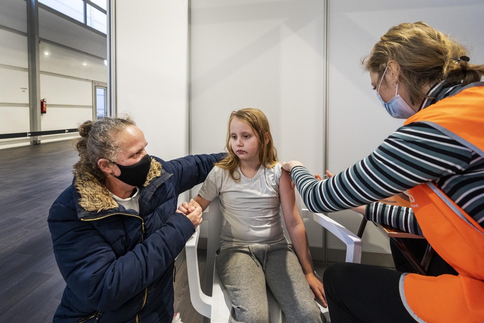 Milou de Boer (7) krijgt haar coronavaccinatie.