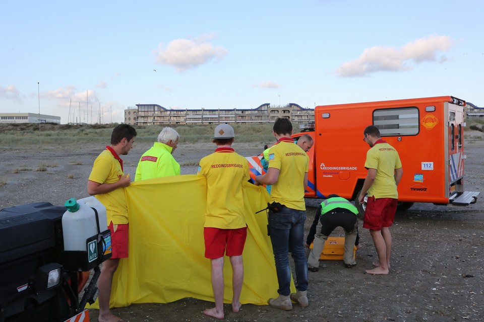 Kitesurfer gewond bij strand IJmuiden. Foto: Ko van Leeuwen