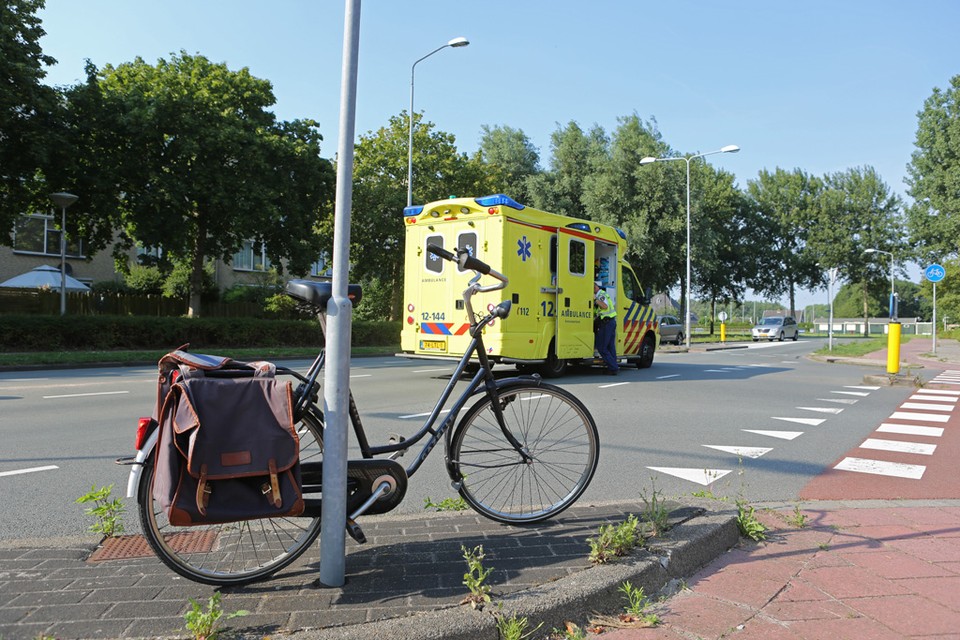 Fietser gewond na botsing met auto in Velserbroek. Foto: Rowin van Diest