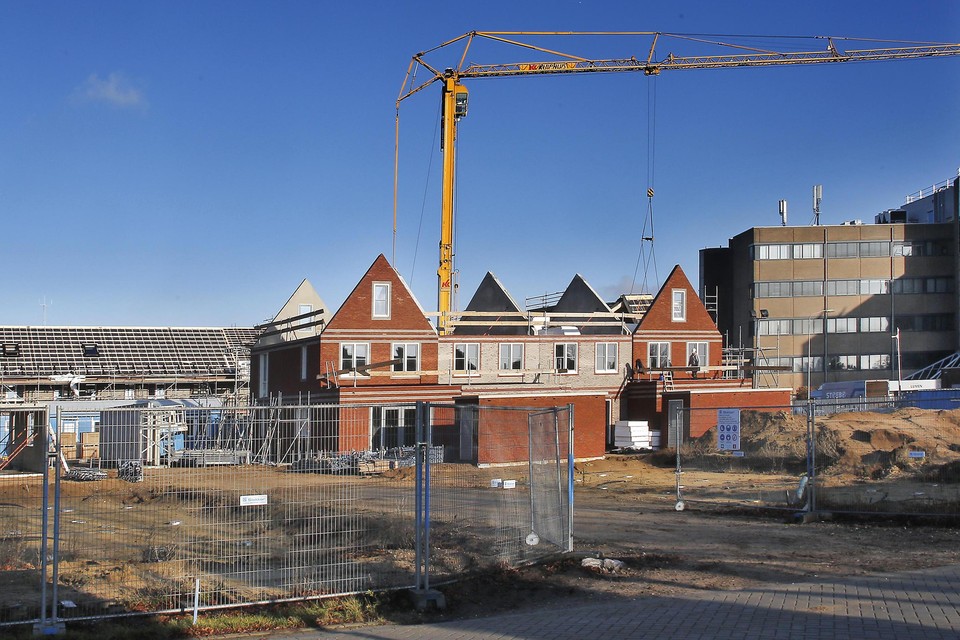De bouw van de eerste fase van Lux Huizen: de woningen komen ’kant-en-klaar’ uit de Slokker-fabriek in Zeewolde.