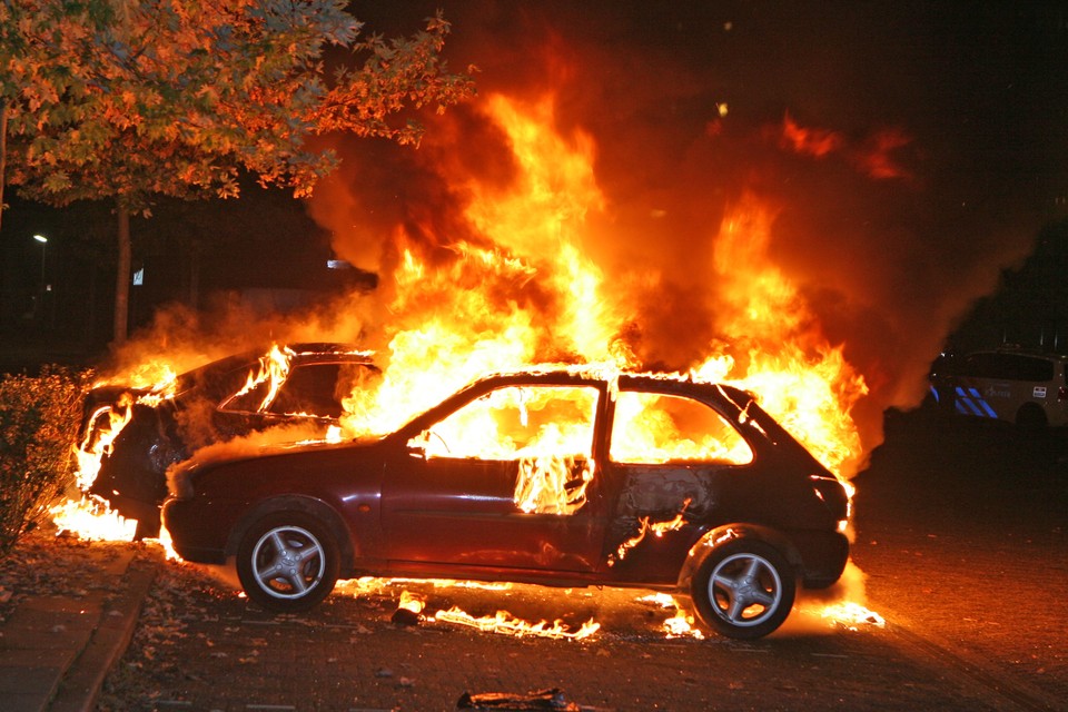 Op de Bovenmaatweg in Huizen zijn in de nacht van dinsdag op woensdag twee auto's volledig uitgebrand. Foto Fotomix.nl