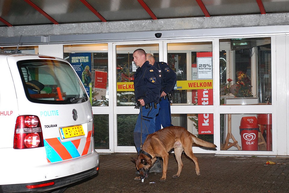 Politiehond zoekt naar mogelijke inbrekers Praxis Velserbroek. Foto Bas Idema