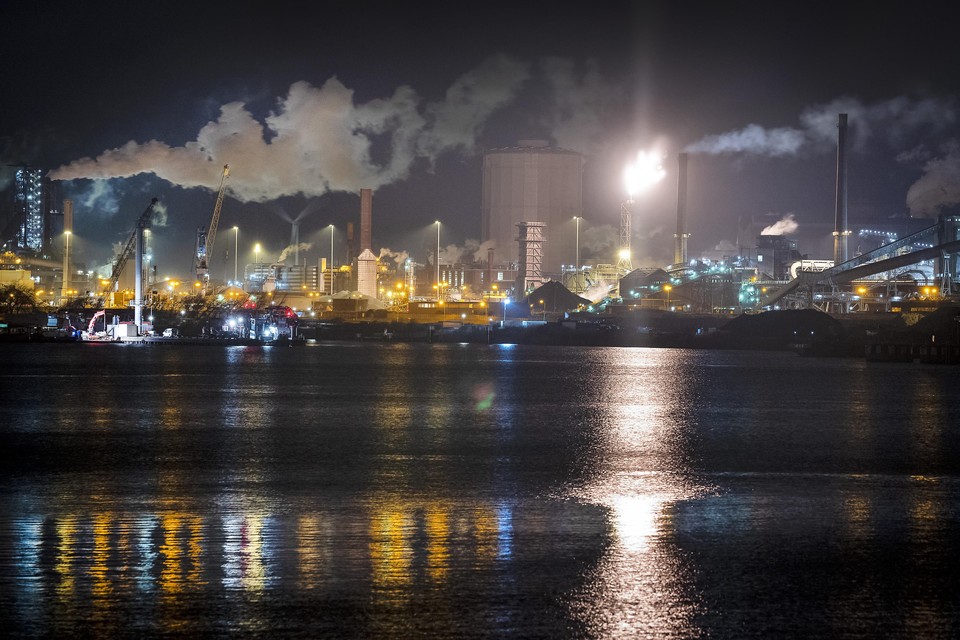 De staalfabriek in IJmuiden bij avondlicht.