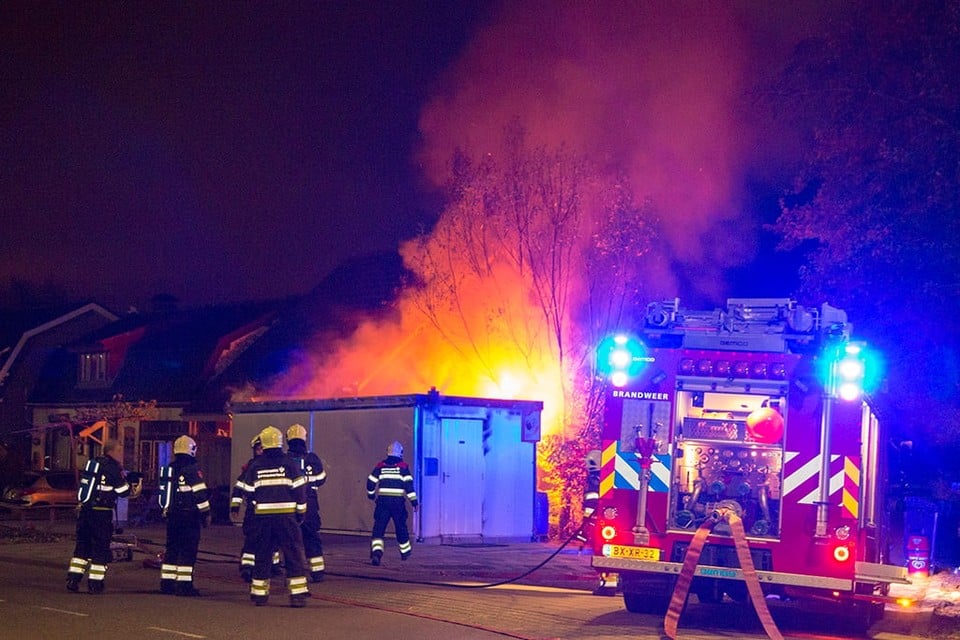 Zwaanshoek: uitslaande brand in snackbar. Foto: Michel van Bergen