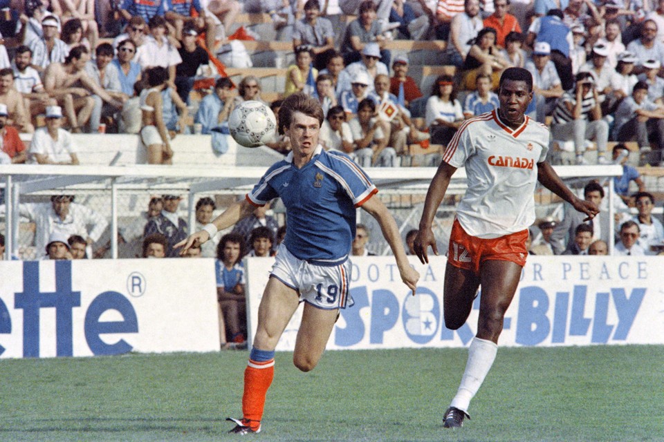 Randy Samuel (rechts) op het WK in 1986 namens Canada in de achtervolging bij Yannick Stopyra, aanvaller van Frankrijk. Canada verliet de ’Mundial’ in Mexico puntloos.