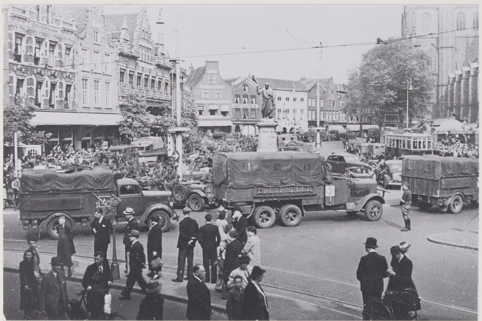 Op 15 mei 1940 verschijnt het Duitse leger op de Grote Markt. Zij zijn gekomen via Amsterdam-Zuid en komen rond 14.00 in Haarlem aan.