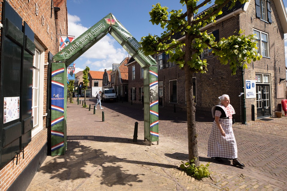 De vrijheidsboog op de Oude Schans, met een van de bekendste Spakenburgse klederdrachtdraagster Henkdrikje Kuis.