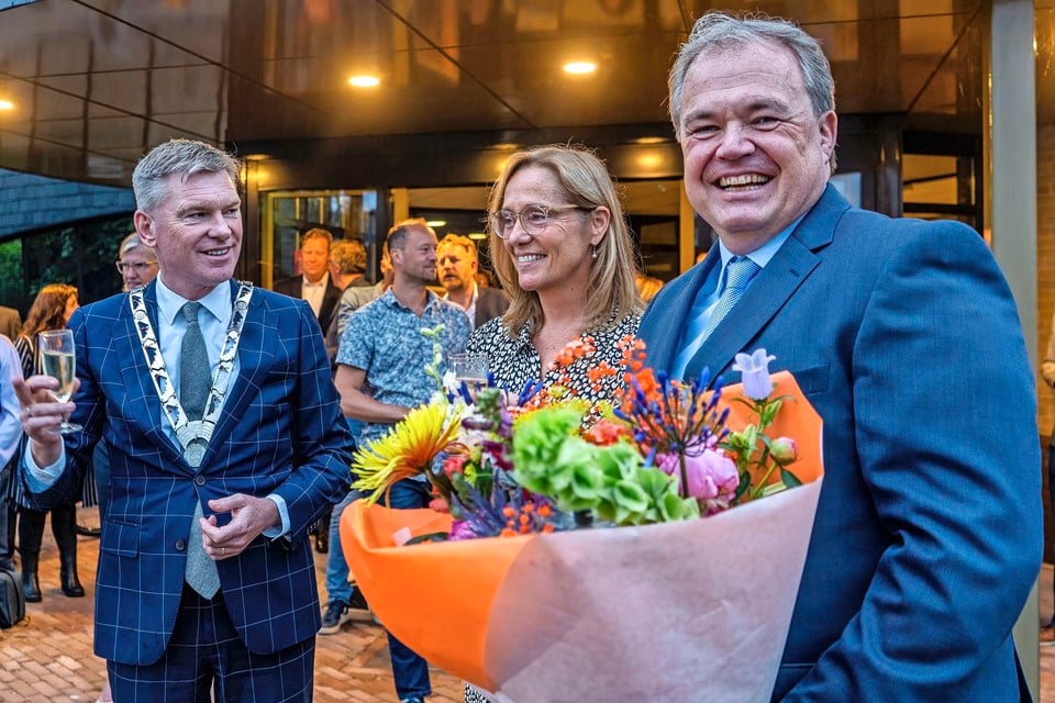Waarnemend burgemeester Rehwinkel samen met Lars Voskuil en zijn vrouw.