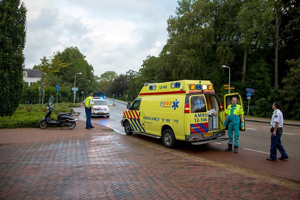 Scooterrijdster gewond bij ongeval op de Korte Zijlweg in Haarlem. Foto Michel van Bergen
