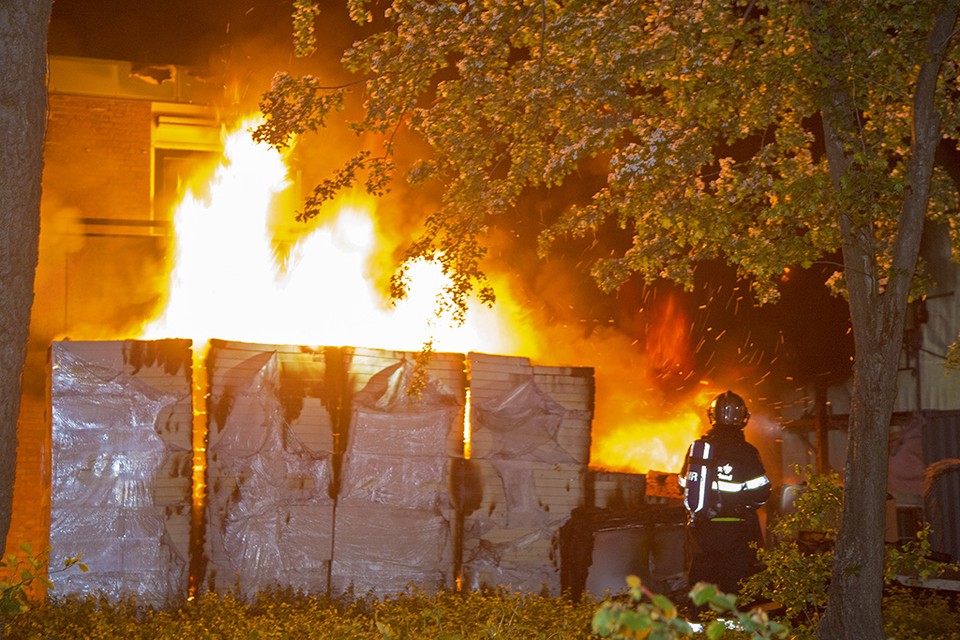 Uitslaande brand in renovatiewoningen aan de Nauerna in Zwanenburg/
Foto: Michel van Bergen