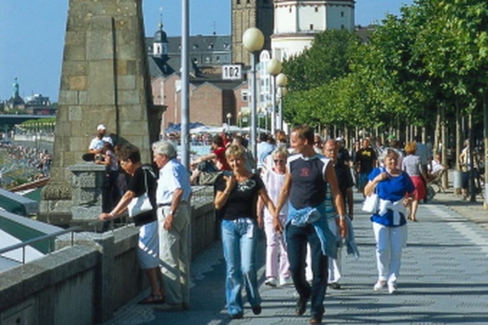 Rijnoeverpromenade, met op de achtergrond de Schlossturm waarin het scheepvaartmuseum is gevestigd. (Foto: DZT)
