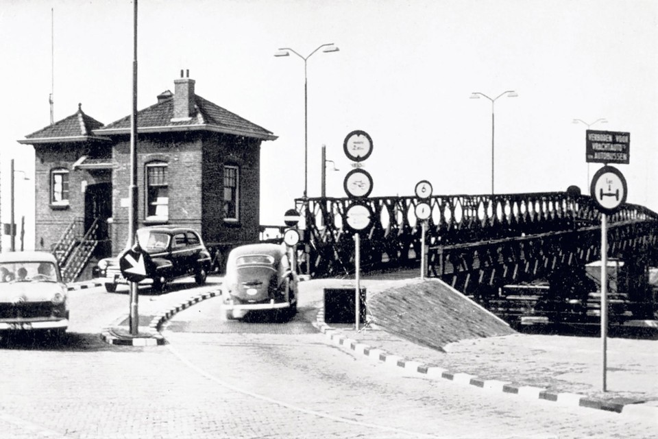 Verkeer op de Baileybrug, eind jaren vijftig.  Foto collectie Guus Hartendorf