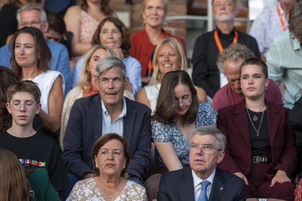 Ankie Spitzer woonde donderdag in het Olympisch Stadion in Amsterdam de herdenking van het gijzeldrama in München bij. Rechts naast haar voorzitter Thomas Bach van het Internationaal Olympisch Comité.