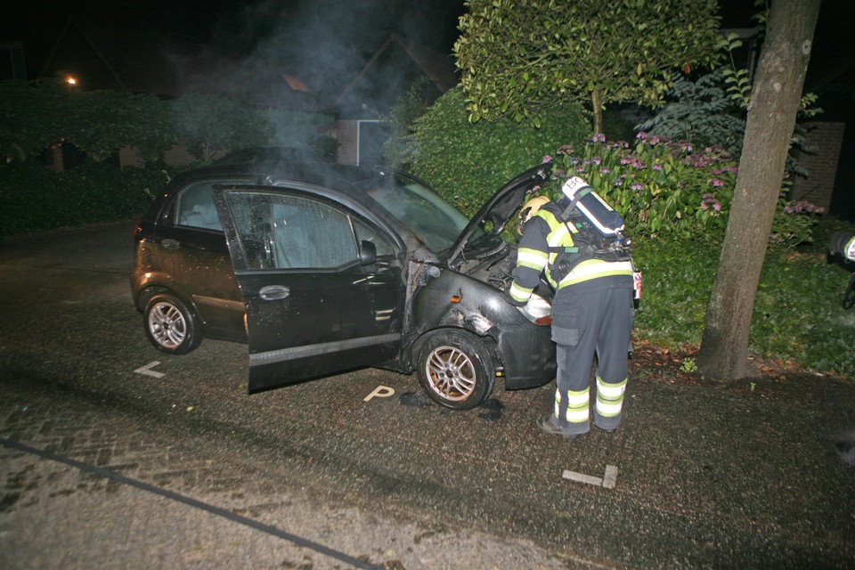 Twee autobranden in Huizen. Foto: Fotomix.nl