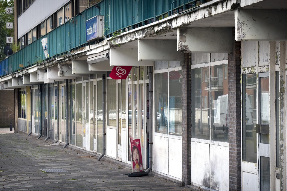 De staat van de winkelgalerij en buitenzijde van de huurwoningen aan de Zuiderkruisstraat is vervallen te noemen.