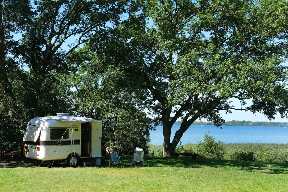 De camping aan de rand van het Gooimeer is een van de twintig plekken waar NKTC-leden zelf de handen uit de mouwen steken op het campingterrein.