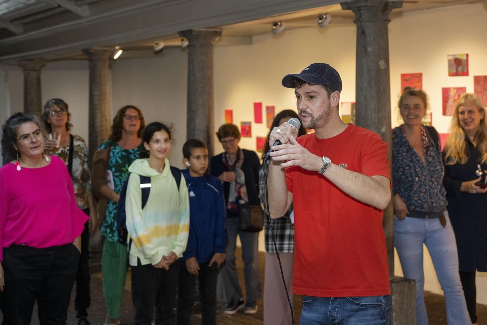 Rapper Franswa tijdens de opening van de expositie over Schalkwijk in de Vishal.