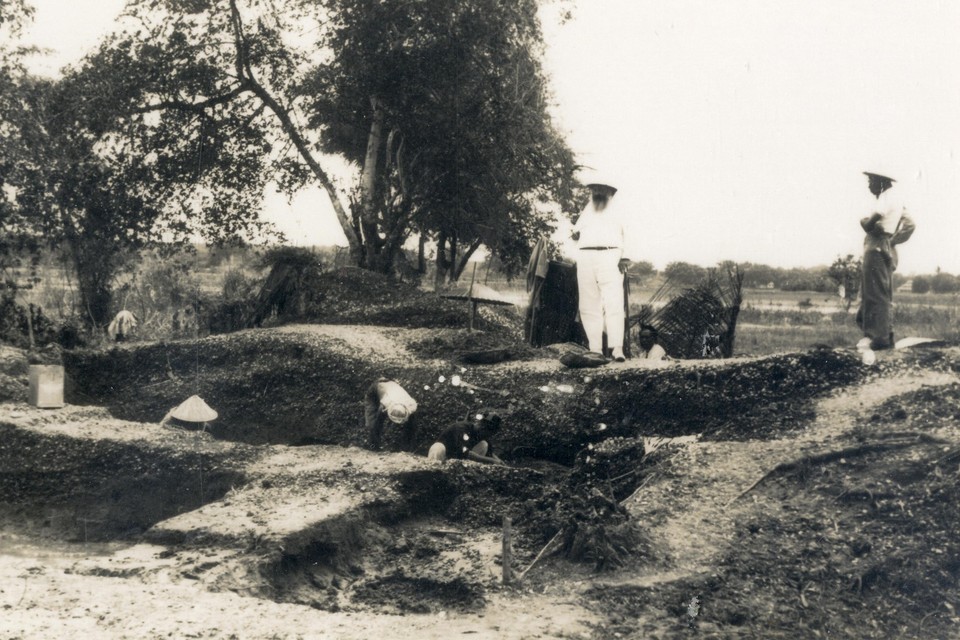 Archeoloog Van Stein Callenfels (in wit) bij de opgraving van een van de schelpenheuvels van Guar Kepah in 1934.