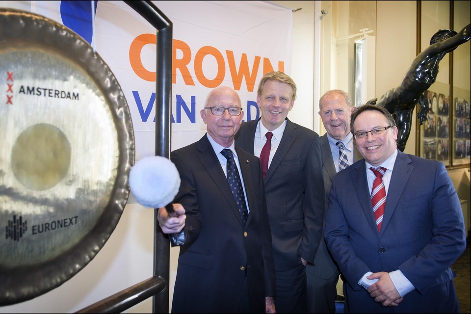 Met een laatste gongslag af haalt Maarten Veth (links) Crown Van Gelder van de beurs.