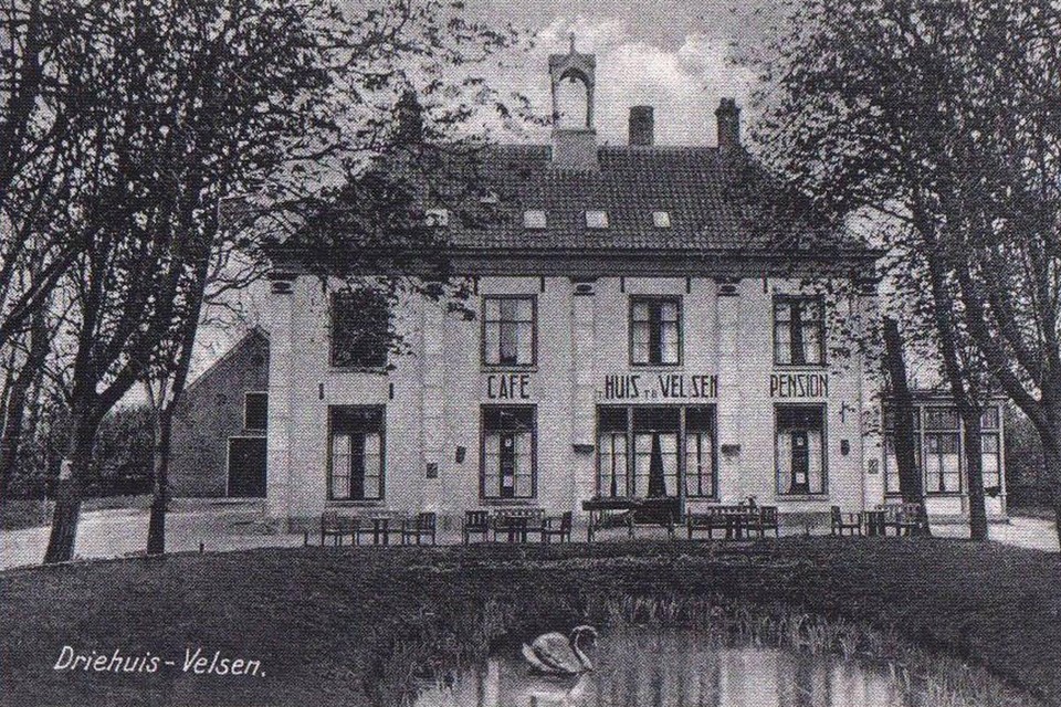 Huis te Velsen in de lommerrijke omgeving van Driehuis.
