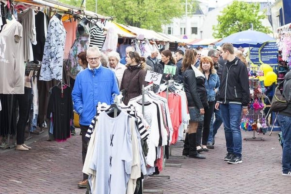Zoeken naar speciale aanbiedingen op de jaarmarkt in Zandvoort.