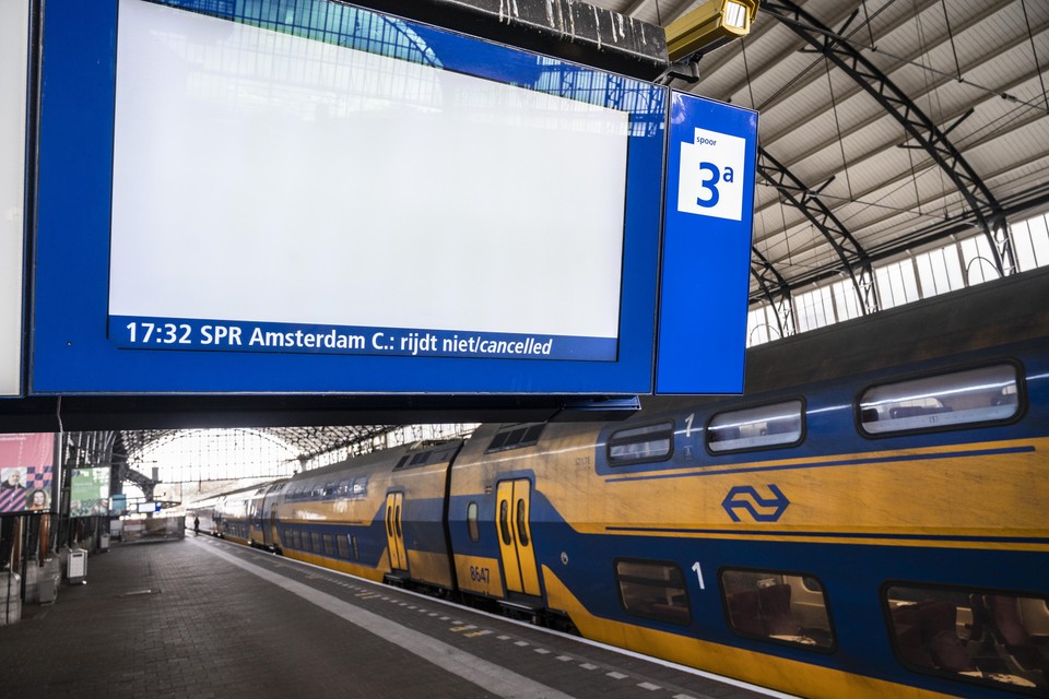 Geannuleerde trein naar Amsterdam op het treinstation van Haarlem.