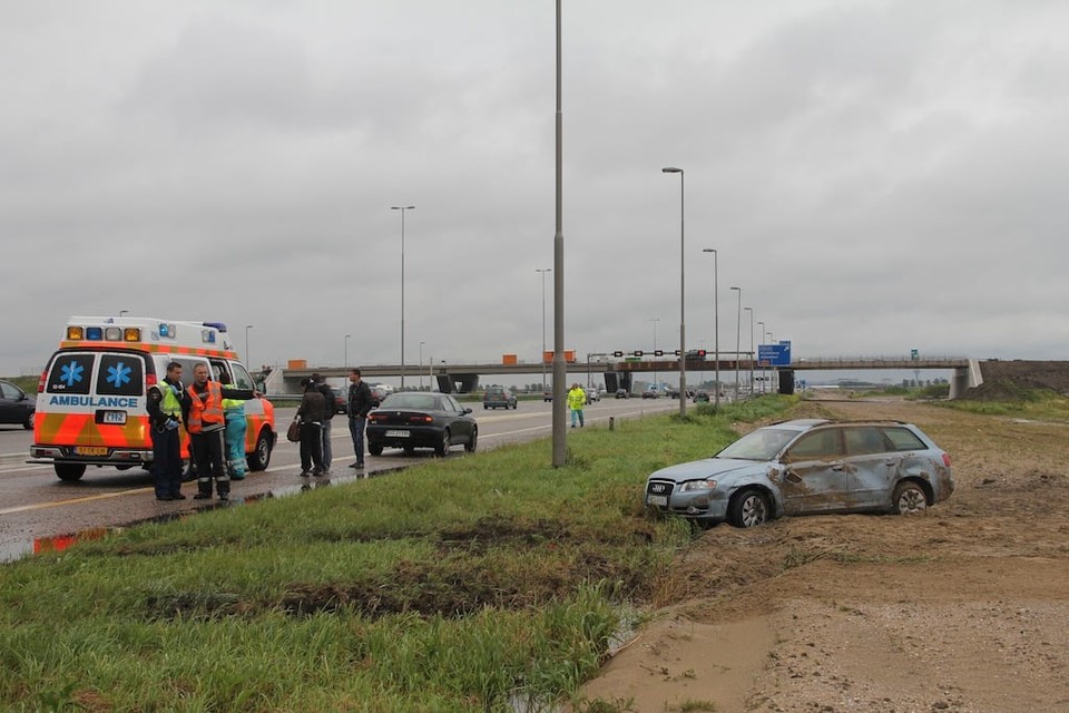 Auto belandt op zijkant op A4 Nieuw-Vennep. Foto: Daniel van Straeten