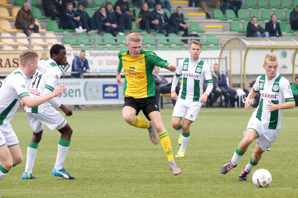 Aron Klaassen voor Huizen in actie tegen de beloften van FC Groningen, afgelopen seizoen in de derde divisie.