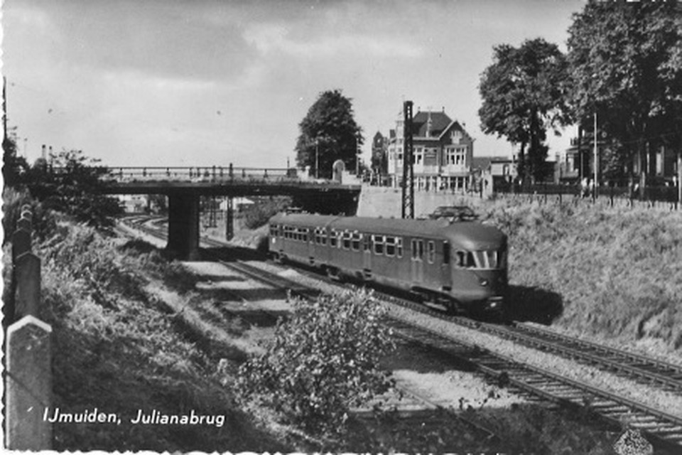 Een 'Mat 46' trein rijdend bij de Julianakade.