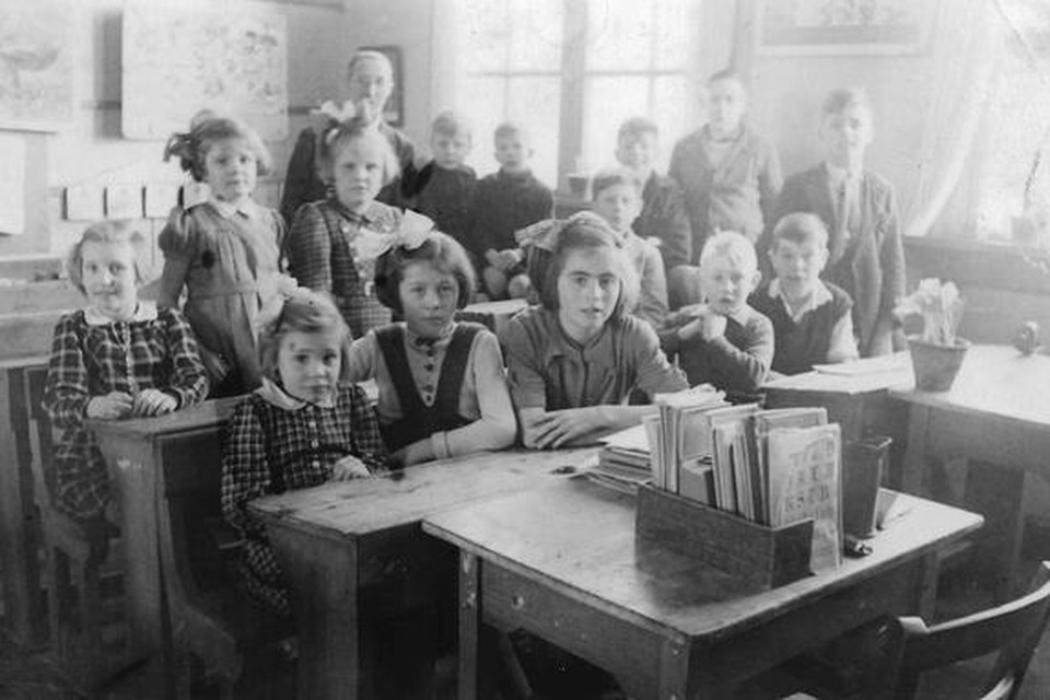 Meester Molsbergen en (bijna) alle leerlingen van de openbare lagere school in 1947.