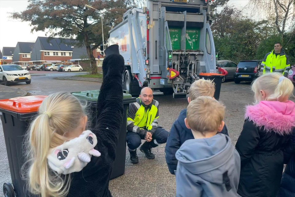 Kinderen van IKC IJmond krijgen uitleg van chauffeurs over het gescheiden inzamelen van afval.