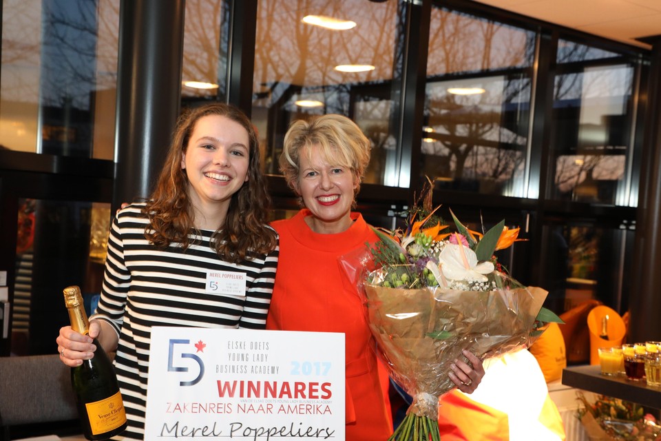 Merel Poppeliers (17) uit Baarn is de winnares van de tweede editie van de Young Lady Business Academy van Elske Doets, zakenvrouw van het jaar 2017.