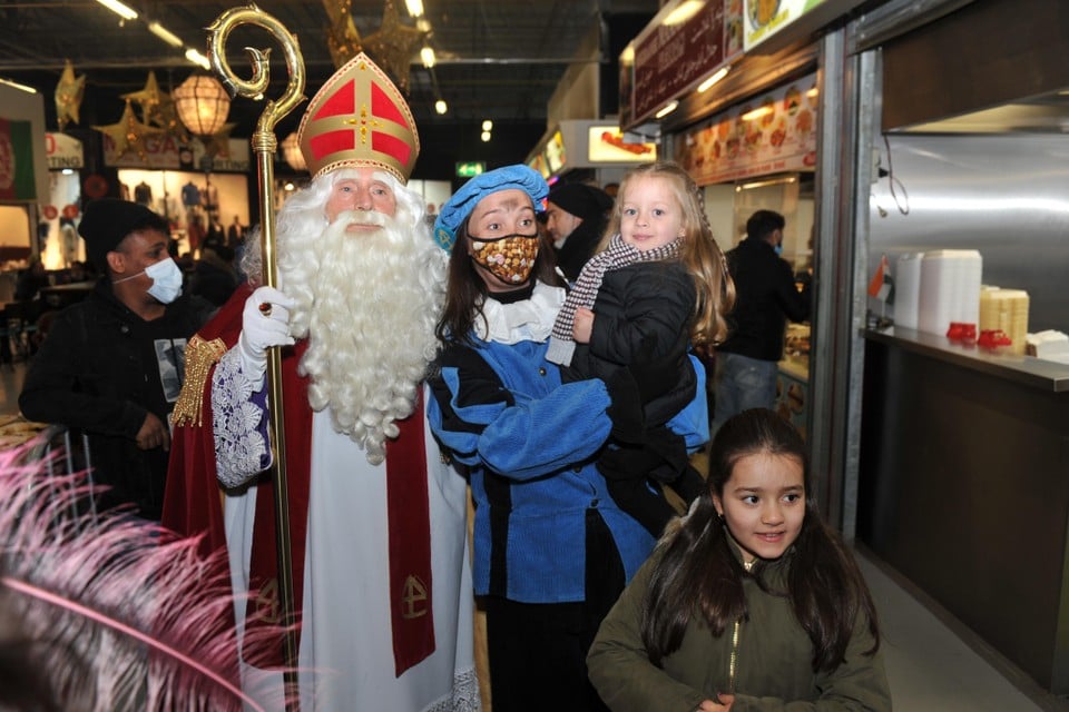 Sinterklaas op koopjesjacht, op de voorgrond Esluna (3).