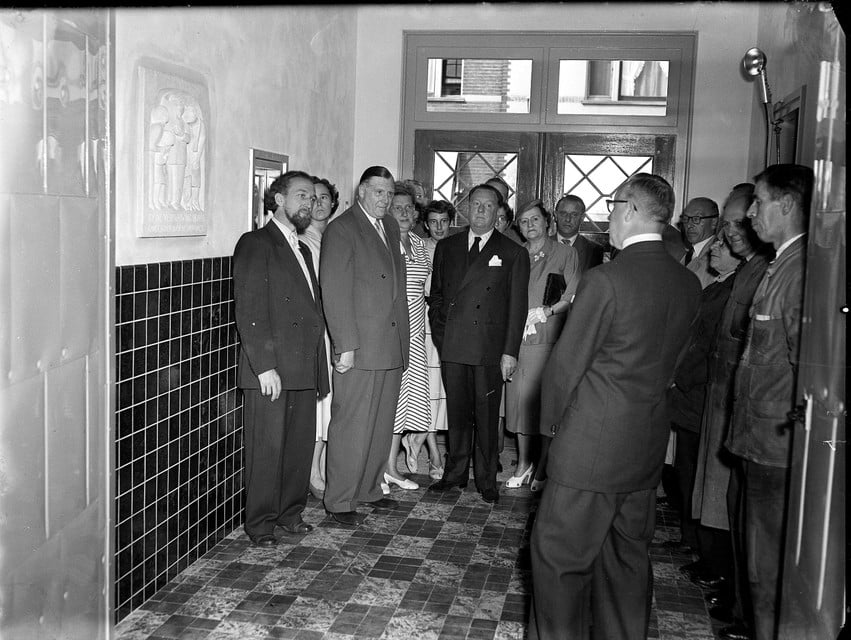 Feestelijke (her)opening van het verbouwde pand aan de Hoge Larenseweg in 1954.