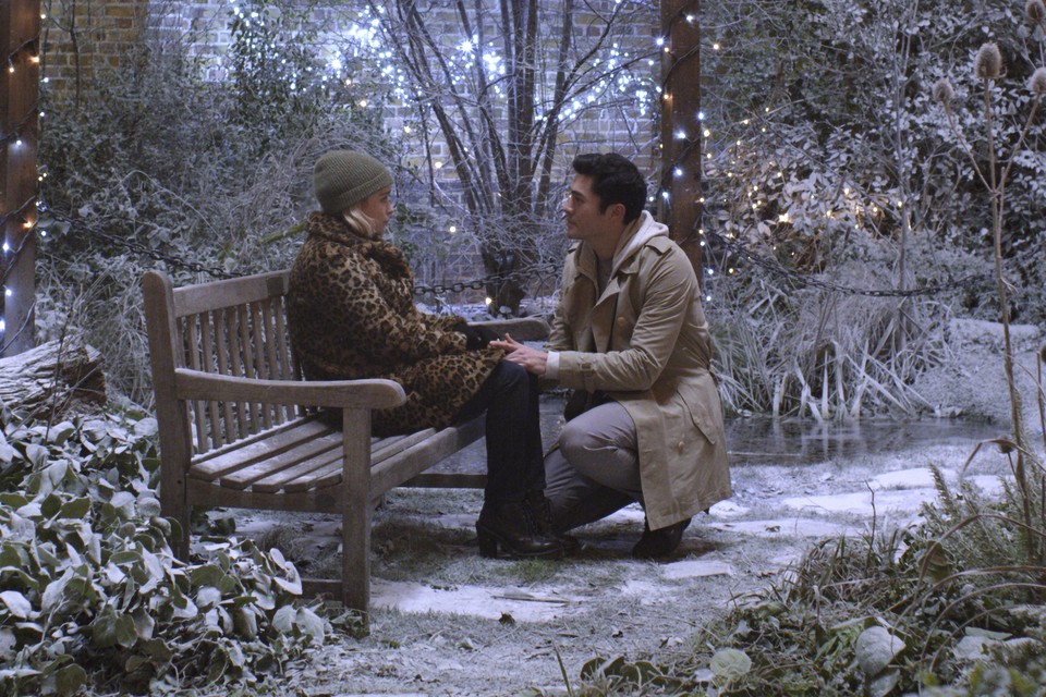 Kate (Emilia Clarke) en Tom (Henry Golding) in ’Last Christmas’.