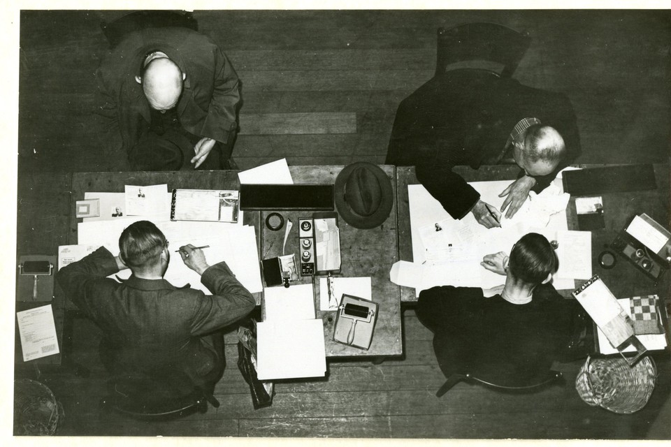 Uitreiking van persoonsbewijzen in Artis in Amsterdam in mei 1941.